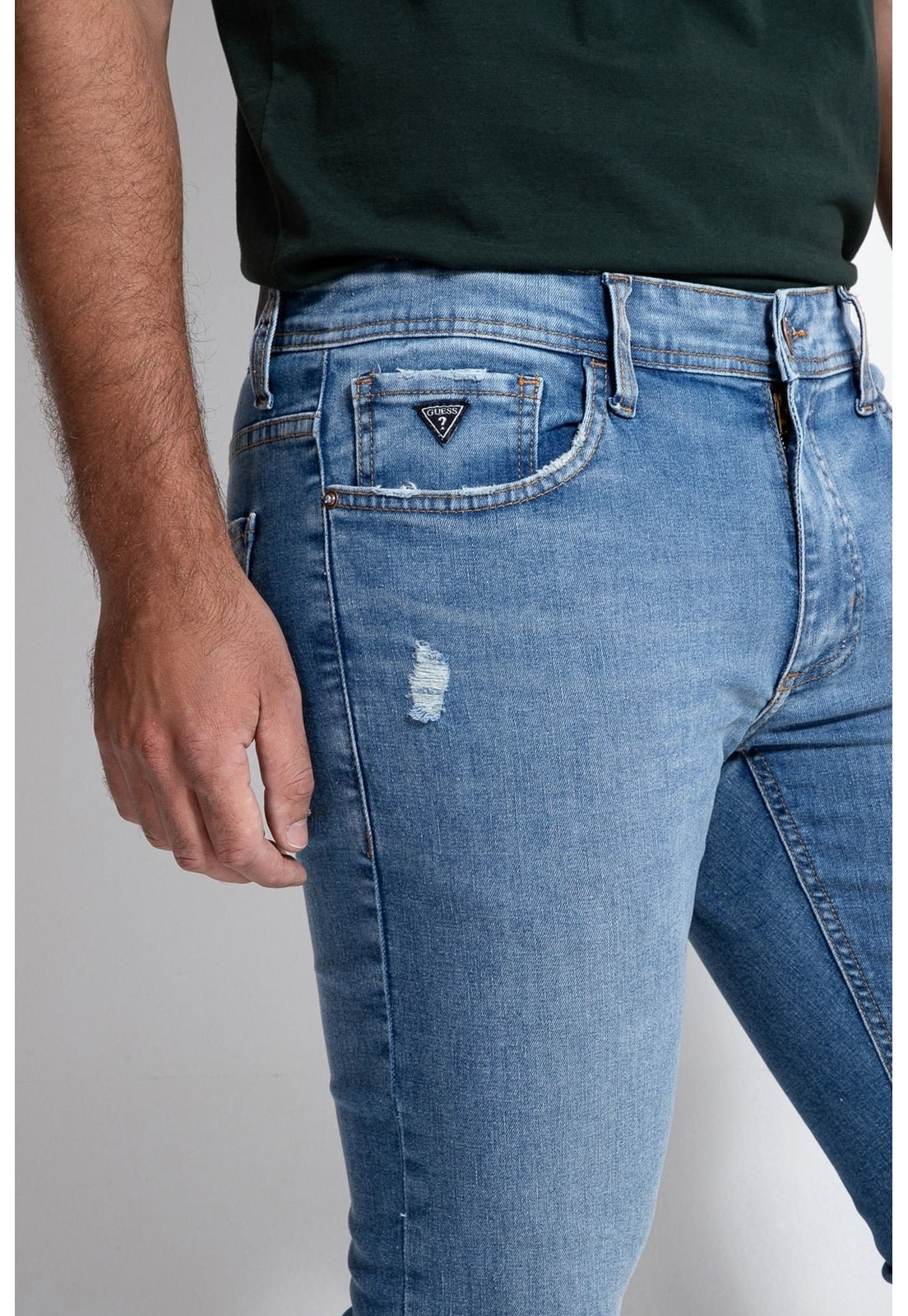 Calça Jeans Skinny Strong Stone Puídos Guess Azul Claro - Imagem 29