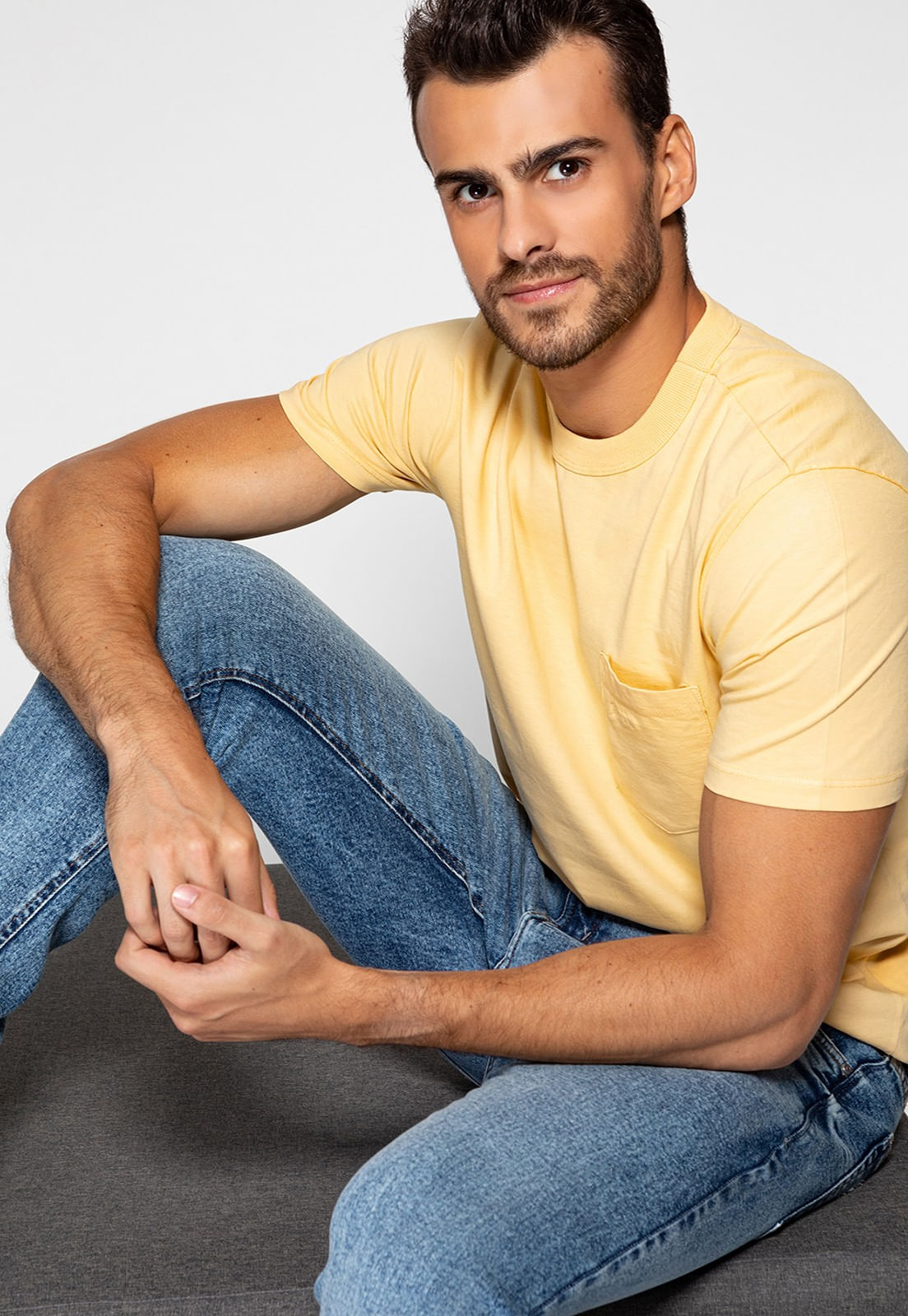 Camiseta Bolso Logo Bordado Guess Amarelo - Imagem 30