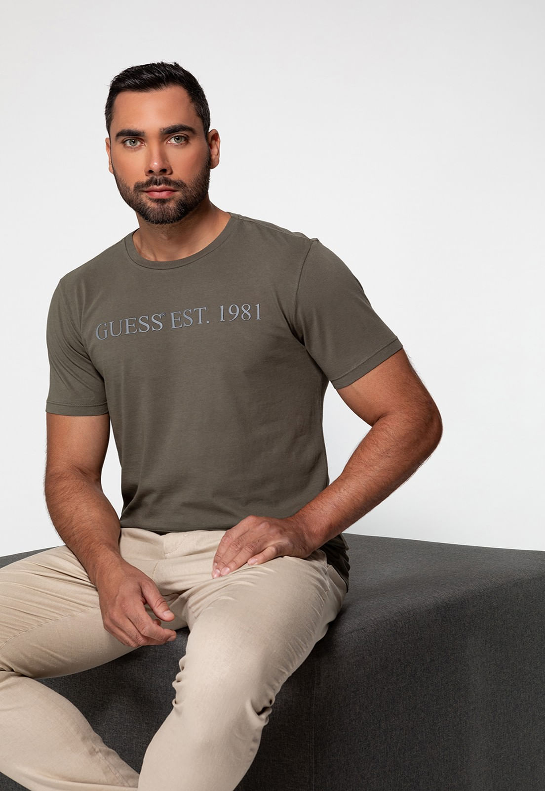 Camiseta Guess Est 1981 Relevo Verde Oliva - Imagem 15