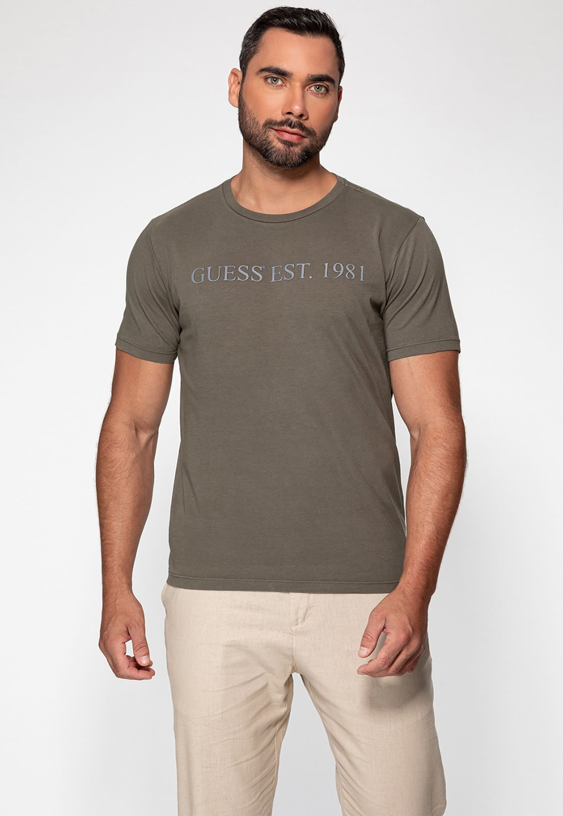 Camiseta Guess Est 1981 Relevo Verde Oliva - Imagem 21