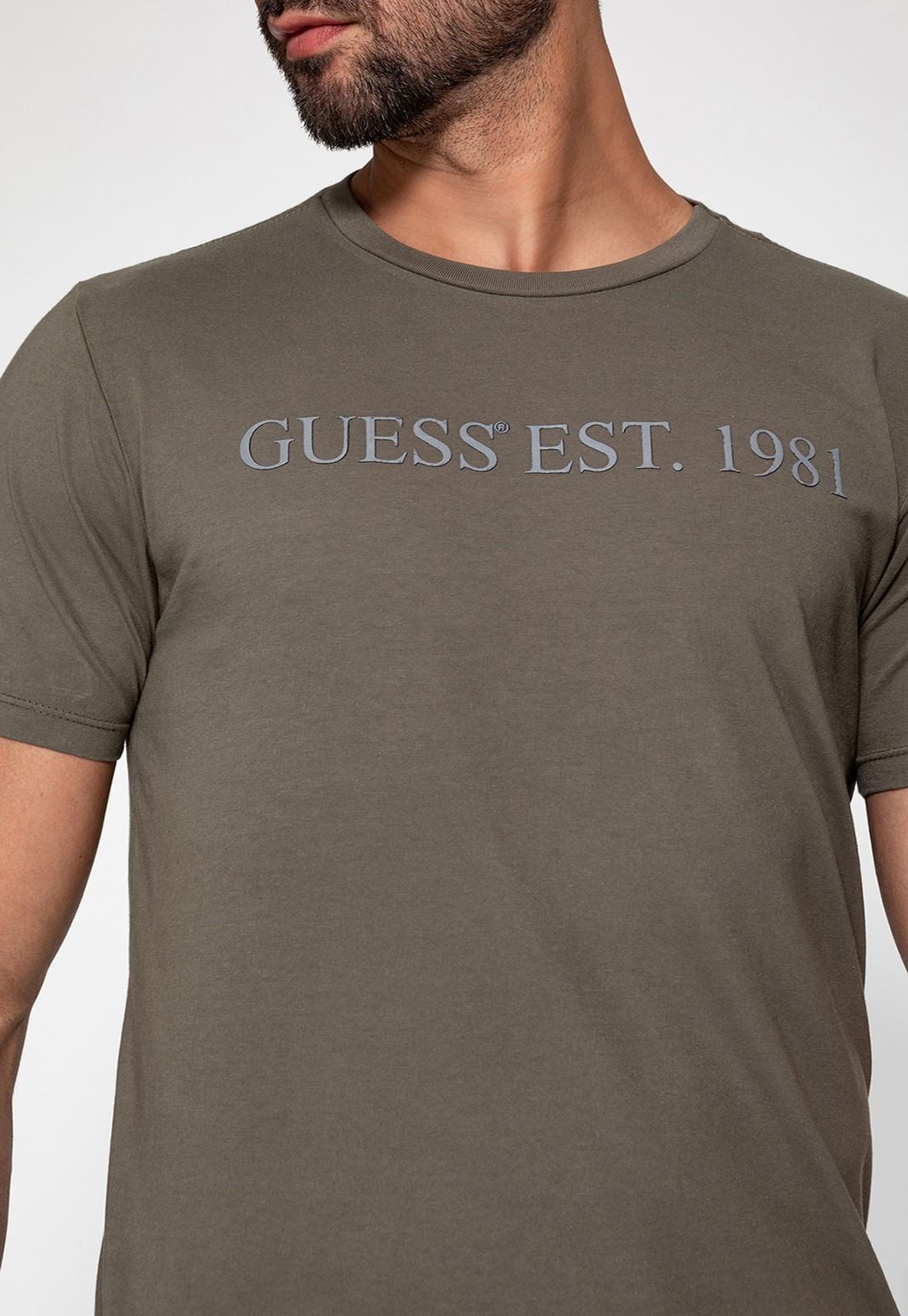 Camiseta Guess Est 1981 Relevo Verde Oliva - Imagem 18