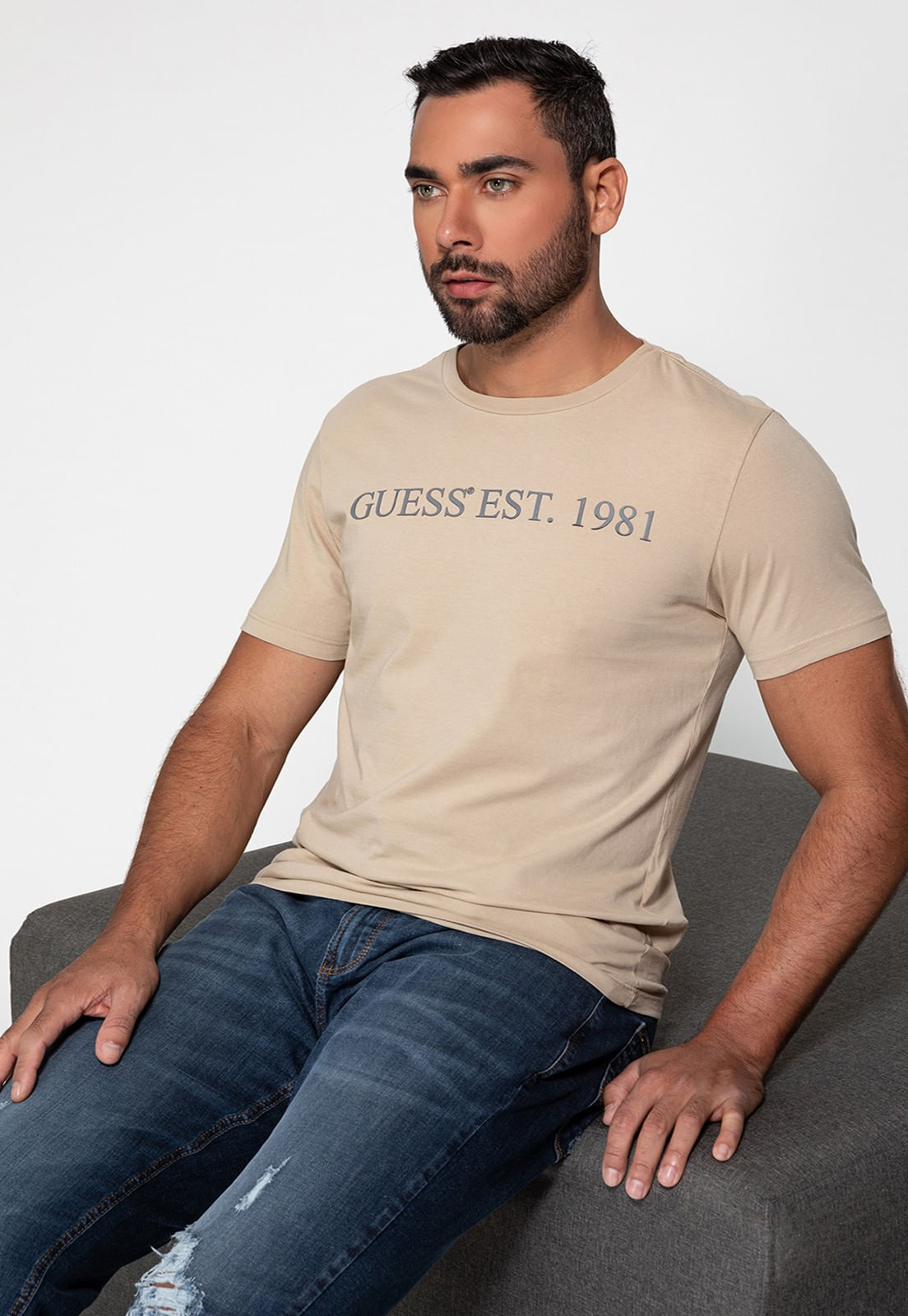 Camiseta Guess Est 1981 Relevo Bege - Imagem 5