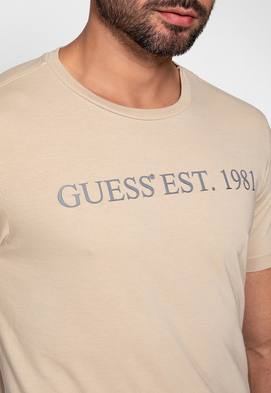 Camiseta Guess Est 1981 Relevo Bege - Imagem 23