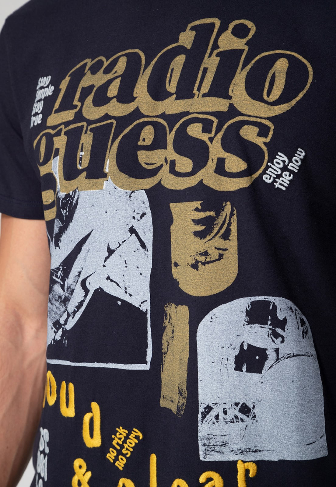 Camiseta Estampada Radio Guess Azul Escuro - Imagem 13