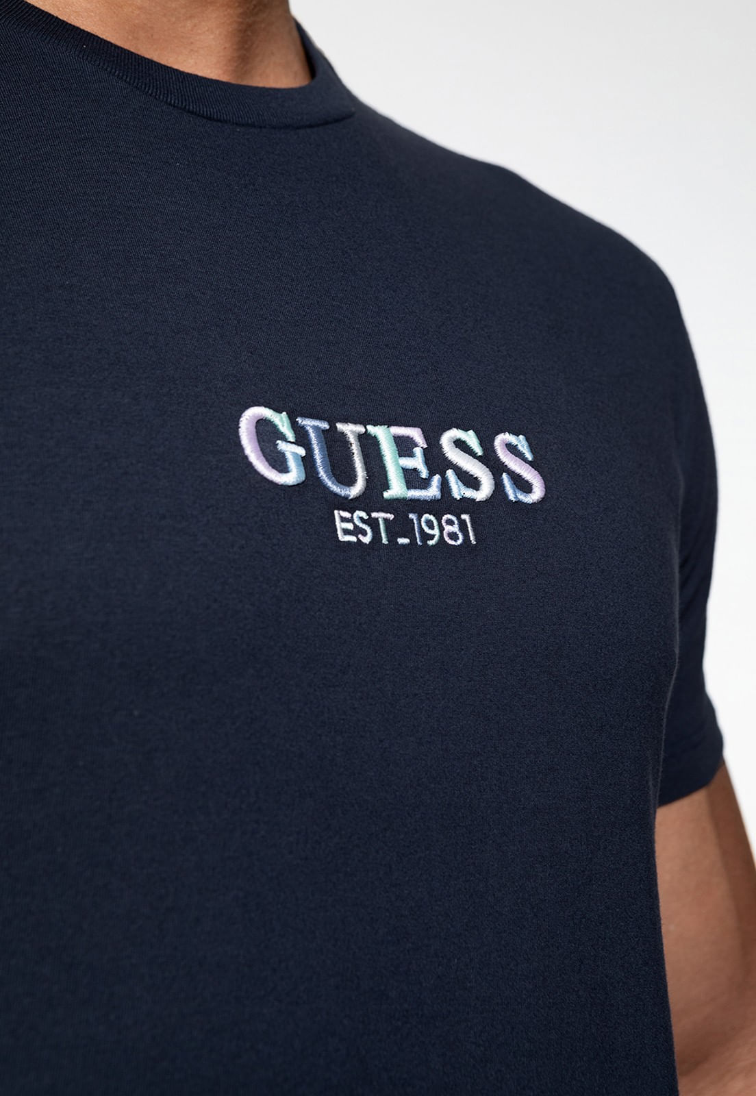 Camiseta Guess Bordado Azul Escuro - Imagem 23