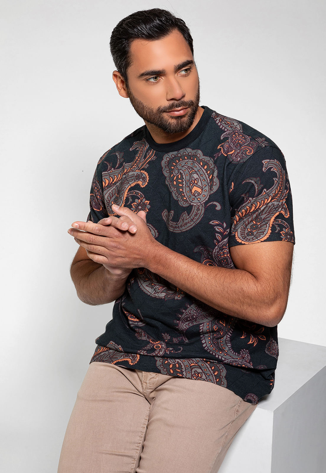 Camiseta Matelassê Estampada Guess Grafite - Imagem 5