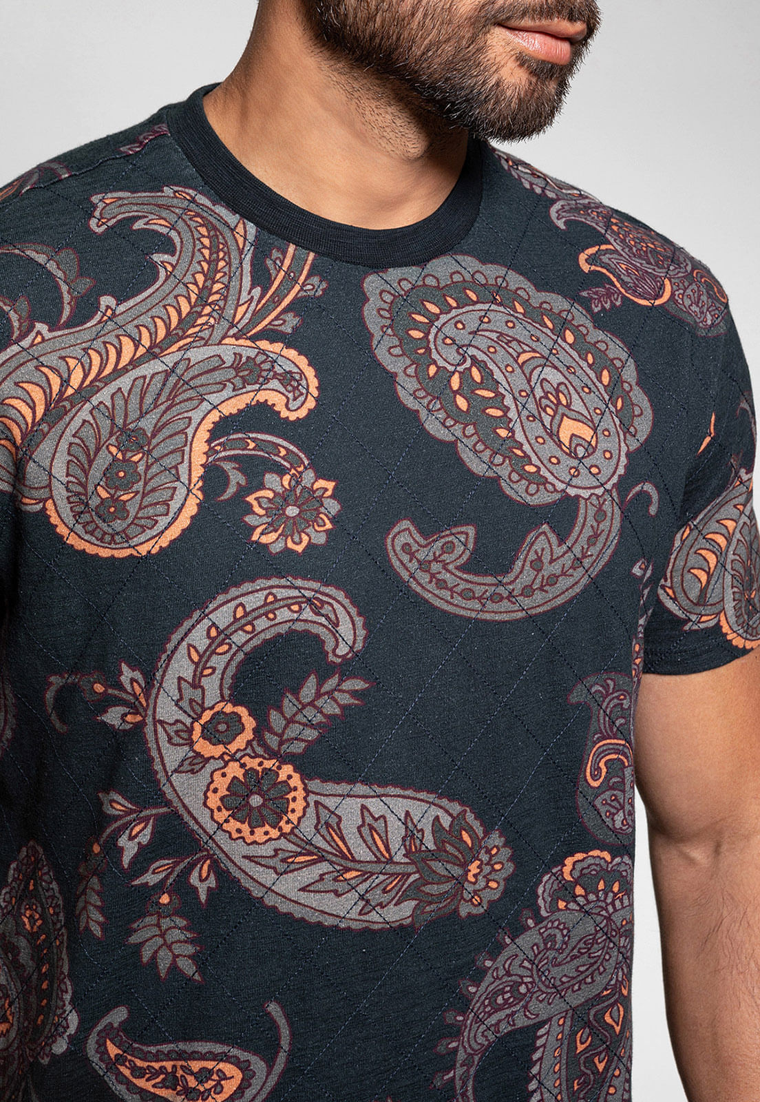 Camiseta Matelassê Estampada Guess Grafite - Imagem 18