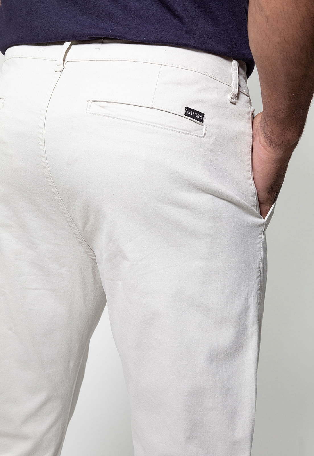 Calça Chino Slim Guess Cinza Claro - Imagem 12