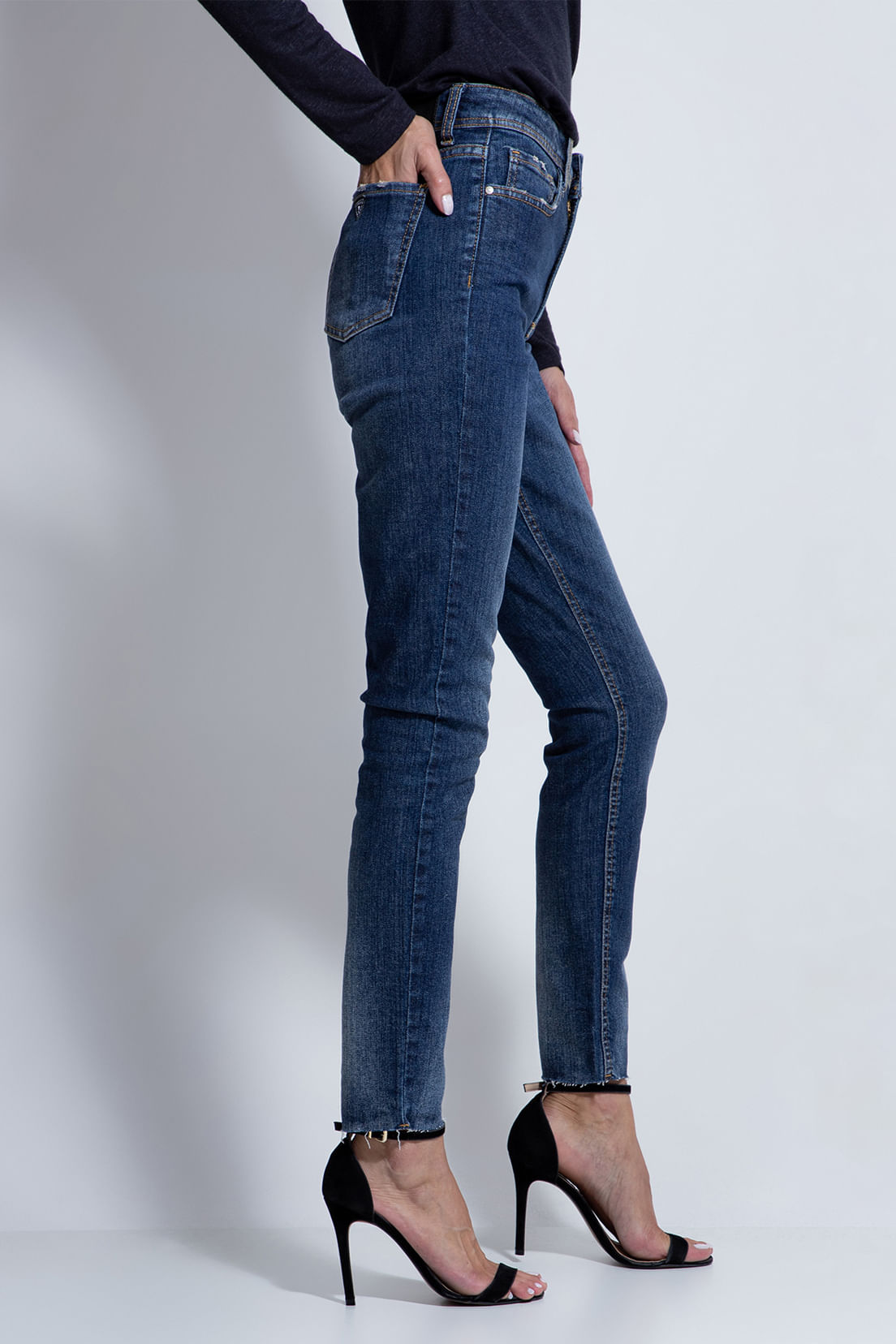 Calça Jeans Guess 1981 Curta Barra À Fio Azul - Imagem 40