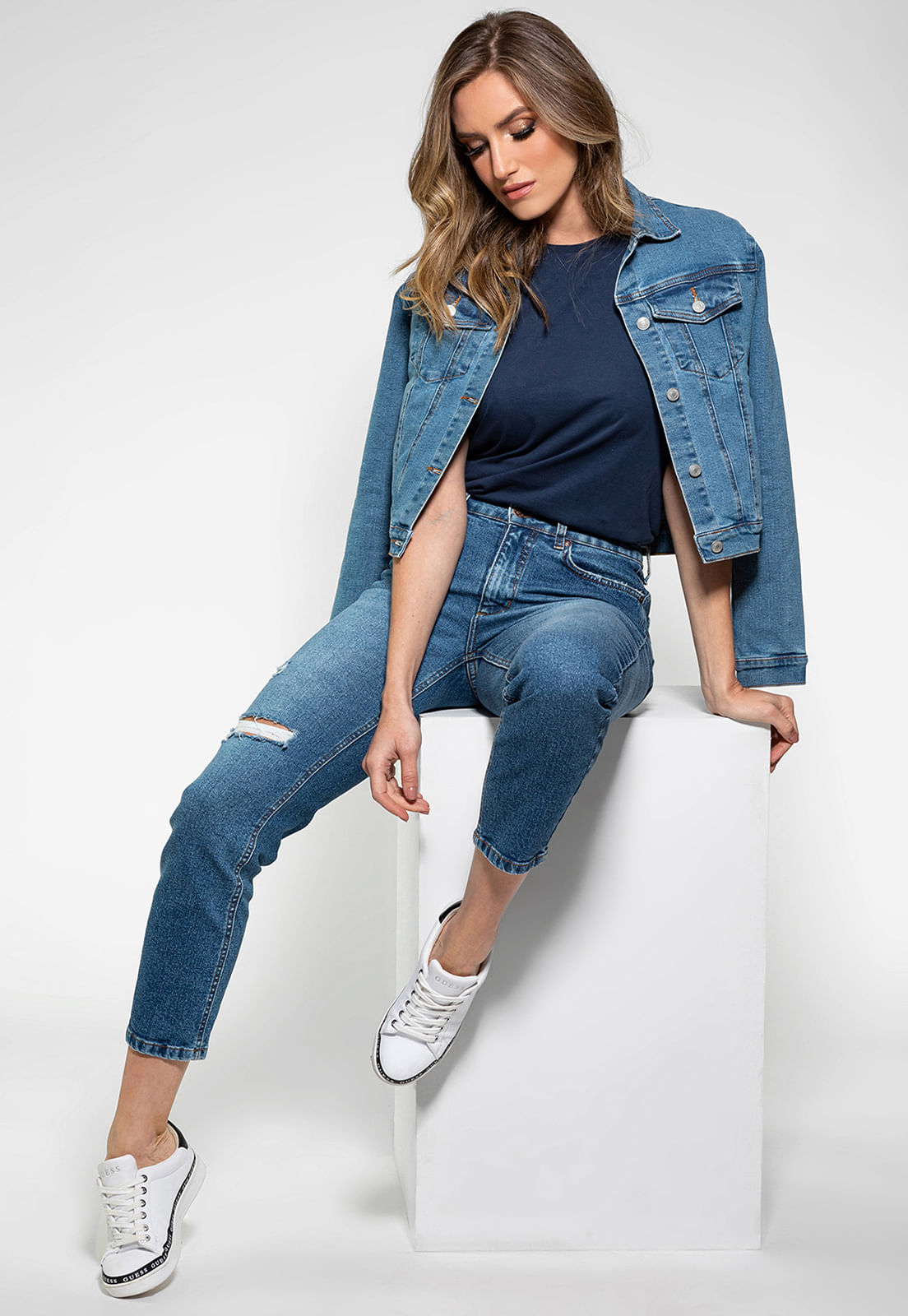 Calça Mom Jeans Puídos Fit Guess Azul - Imagem 5