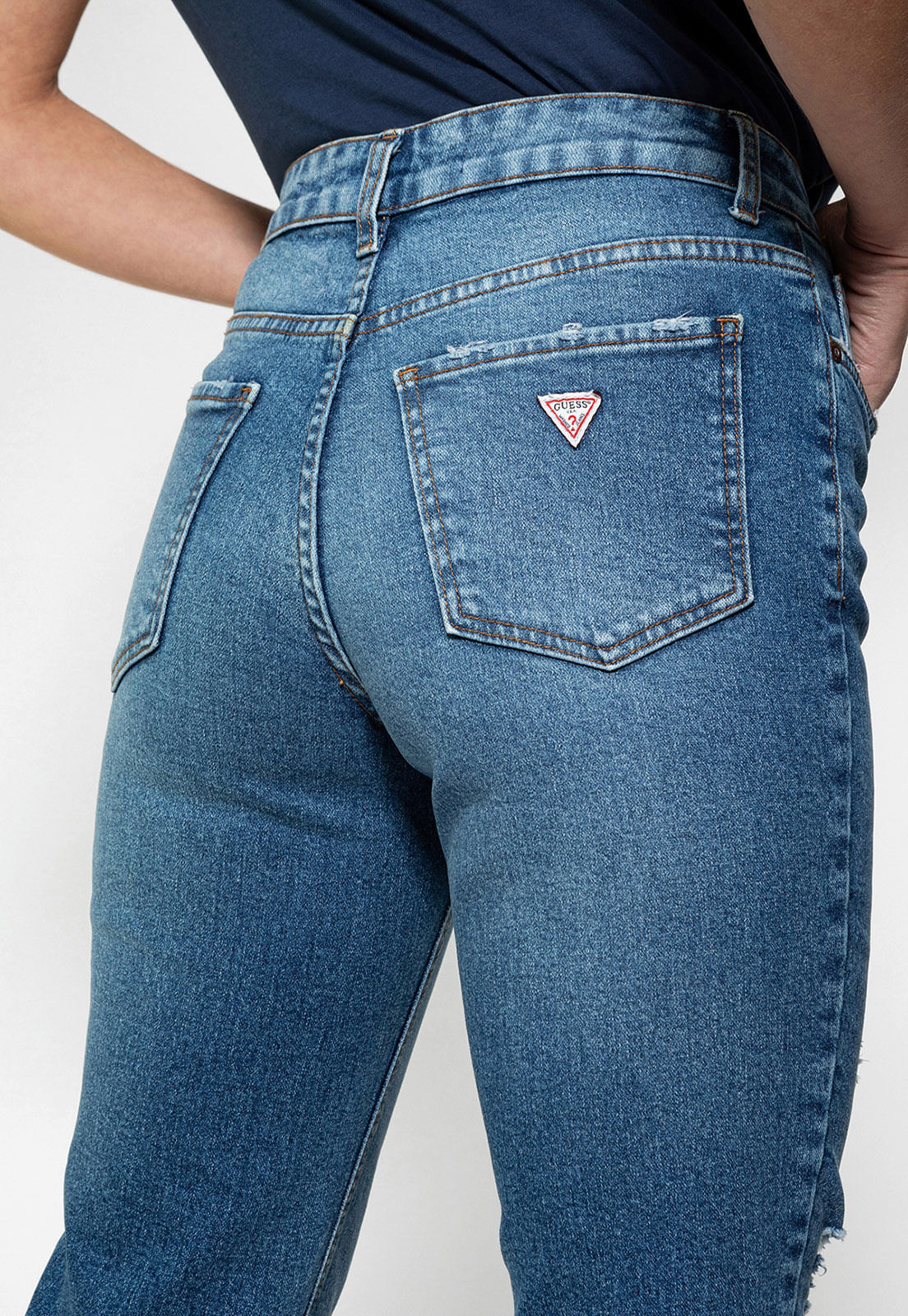Calça Mom Jeans Puídos Fit Guess Azul - Imagem 78