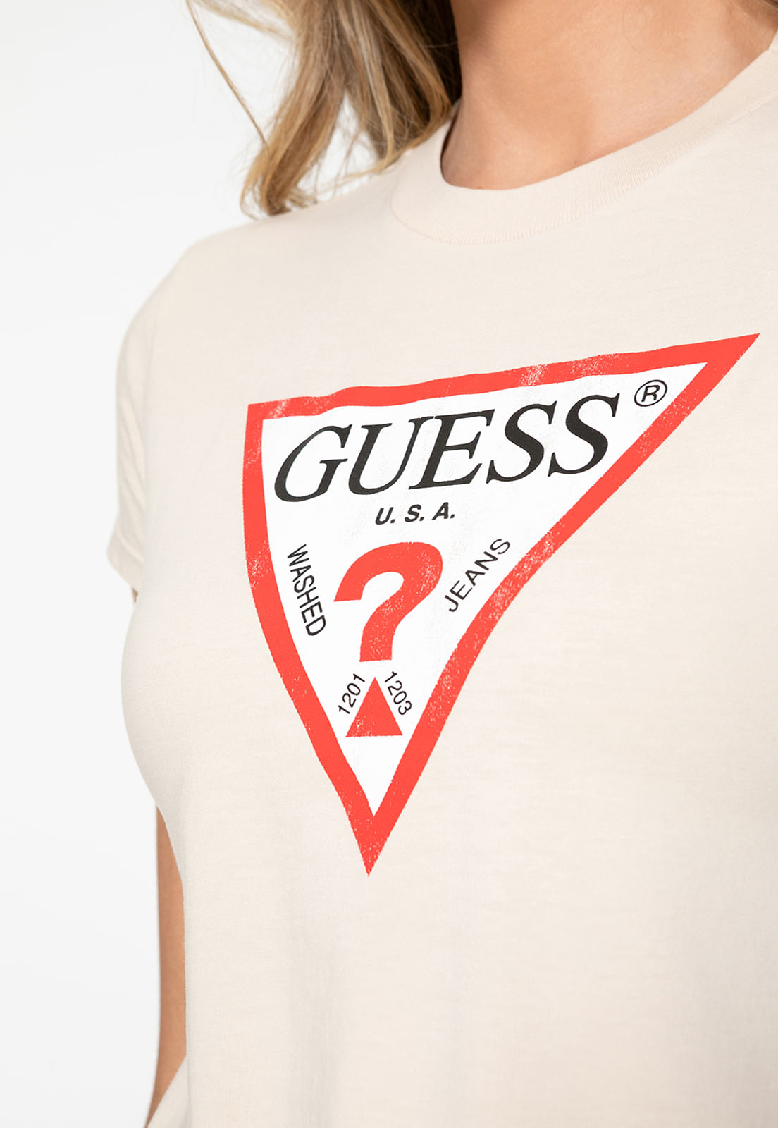 Camiseta Guess Triang Trad Desgastado Bege - Imagem 25
