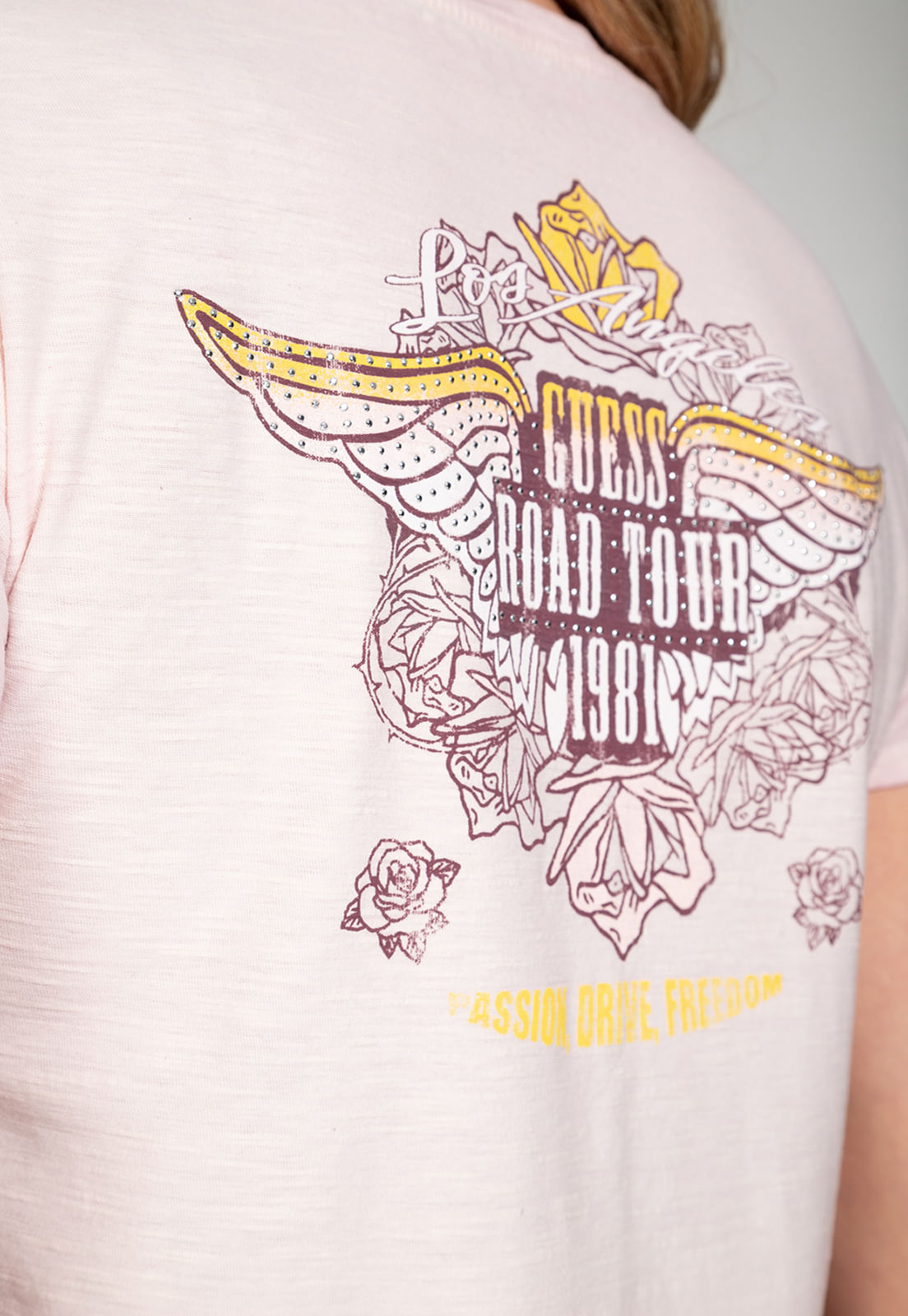 Camiseta Estampada Guess Tour Rosa Claro - Imagem 25