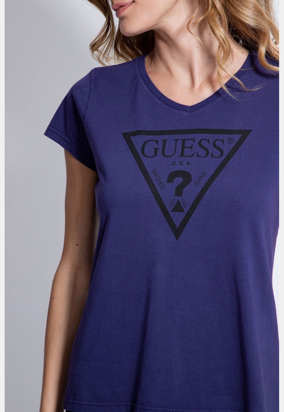 Camiseta Silk Logo Triangulo Guess Azul Escuro - Imagem 16