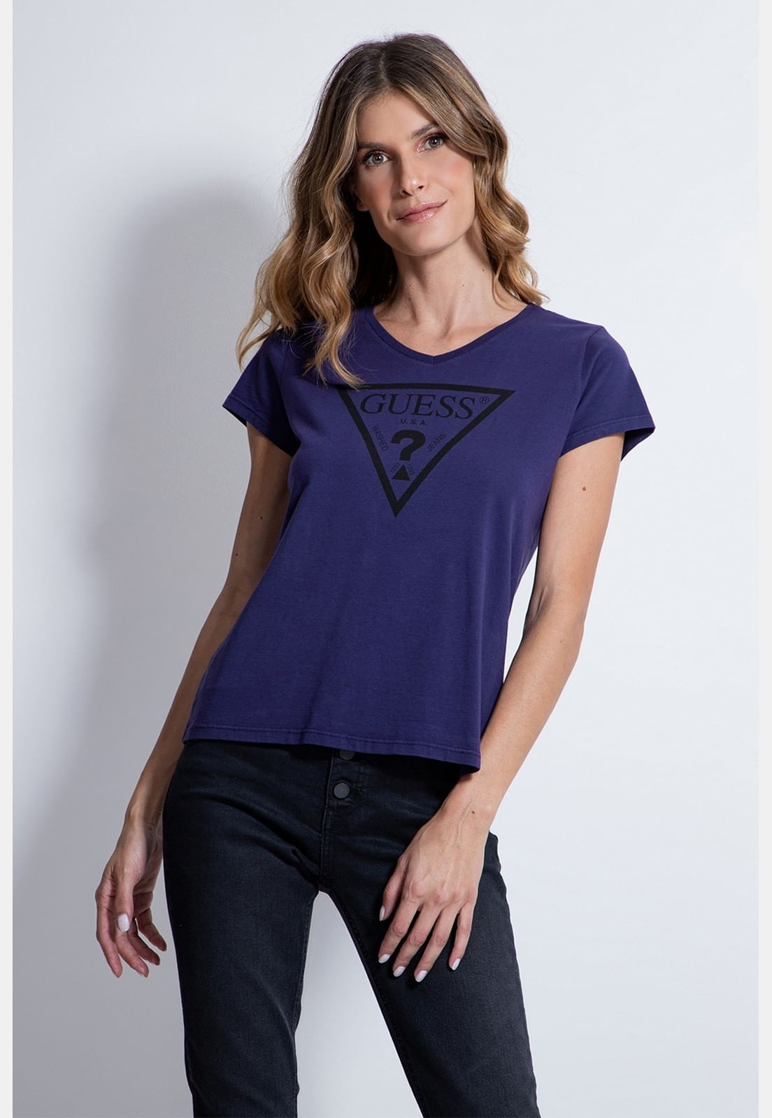 Camiseta Silk Logo Triangulo Guess Azul Escuro - Imagem 17