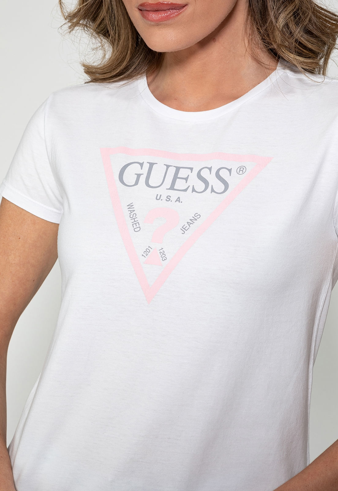 Camiseta Silk Logo Triangulo Guess Branco - Imagem 24
