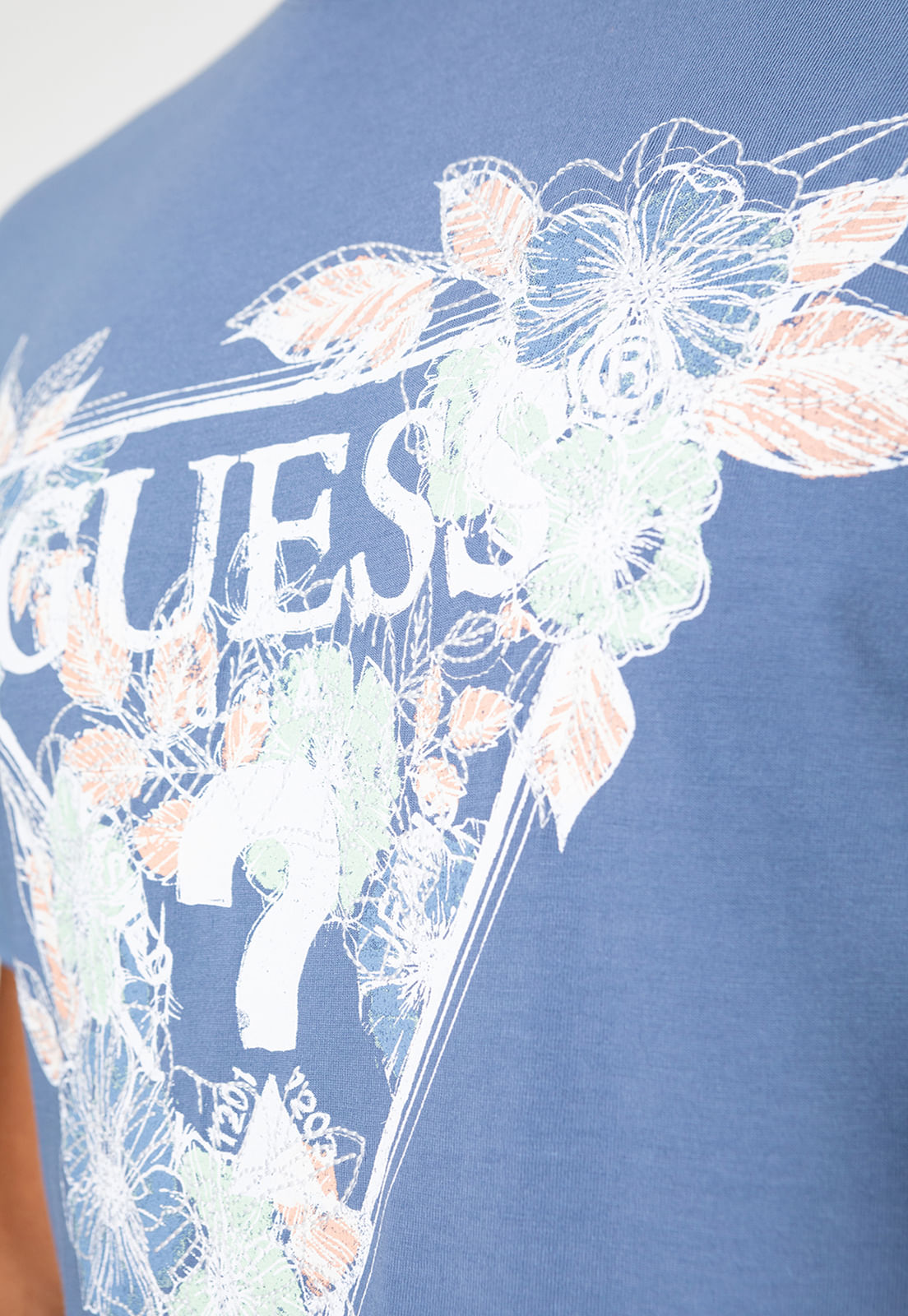 Camiseta Guess Triângulo Floral Bordado Azul Claro - Imagem 3