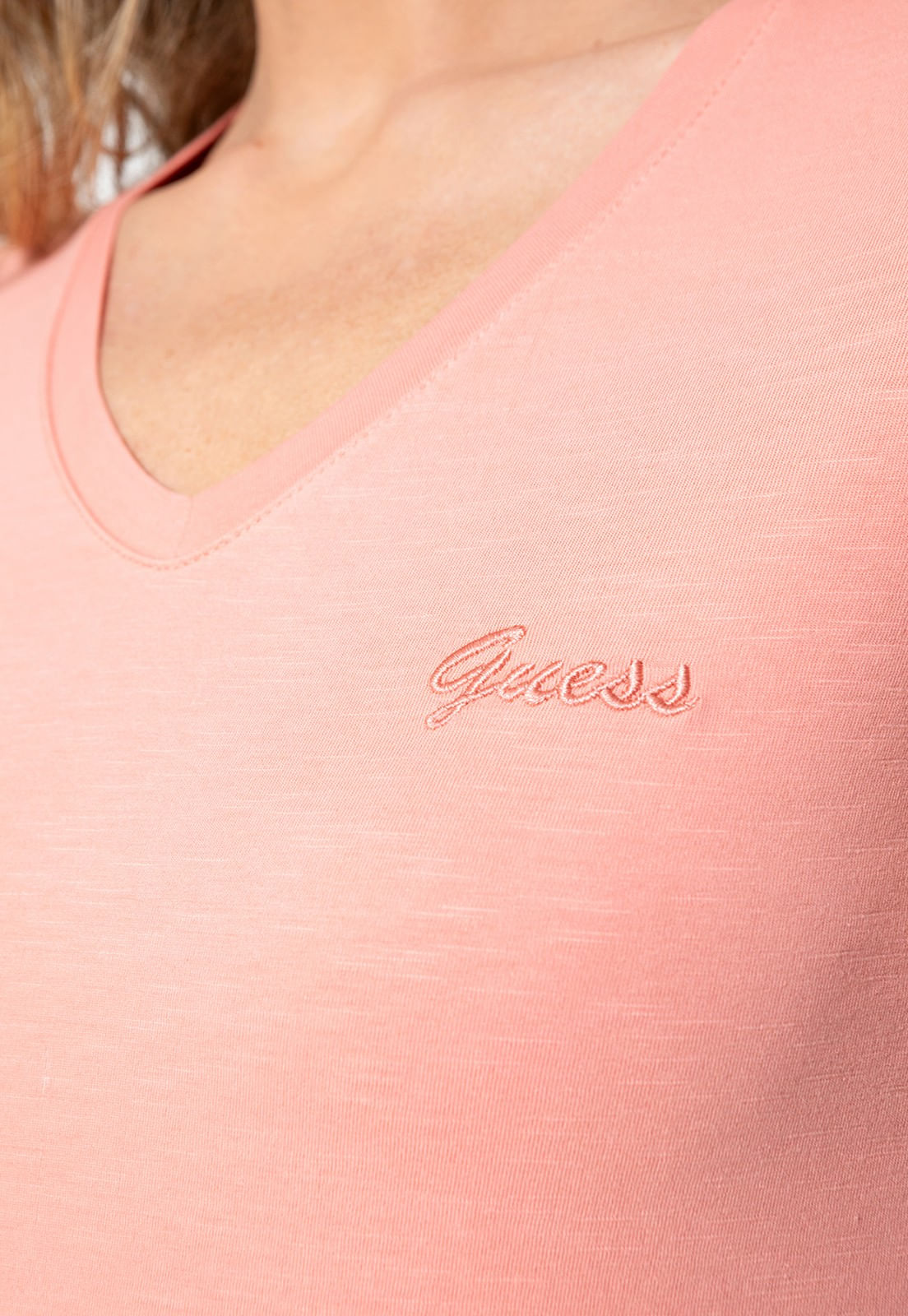 Camiseta Guess Dec V Bordado Cursivo Laranja Claro - Imagem 8