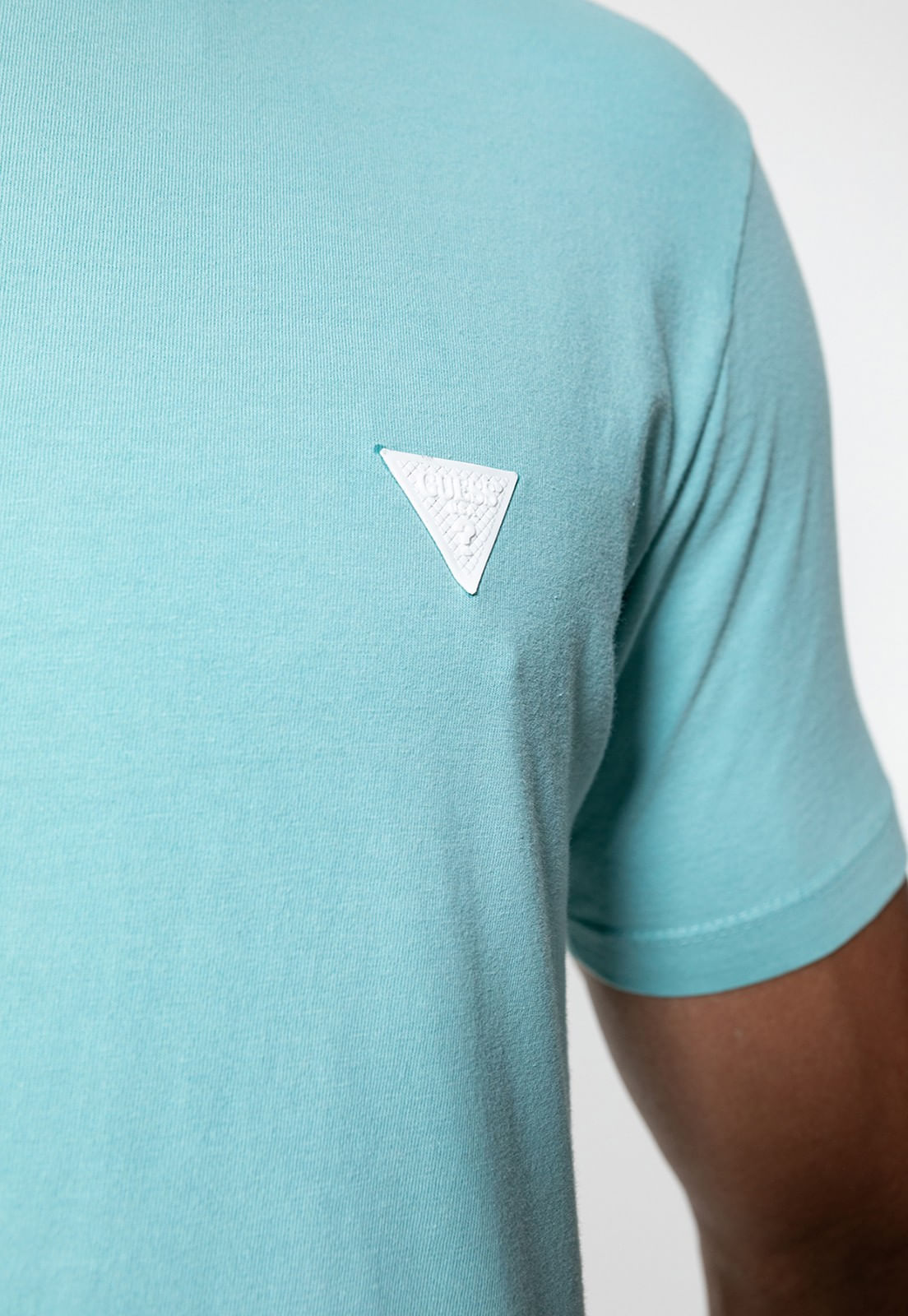 Camiseta Triângulo Emborrachado Guess Azul Claro - Imagem 36