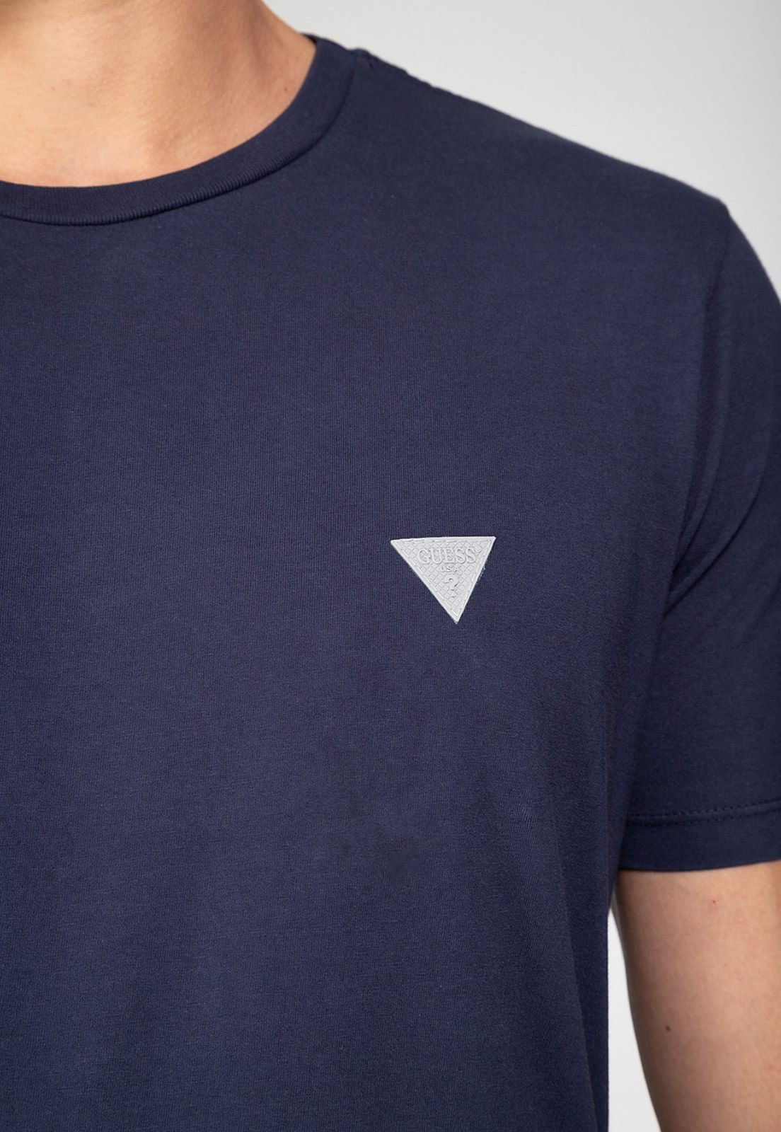Camiseta Triângulo Emborrachado Guess Azul Escuro - Imagem 27