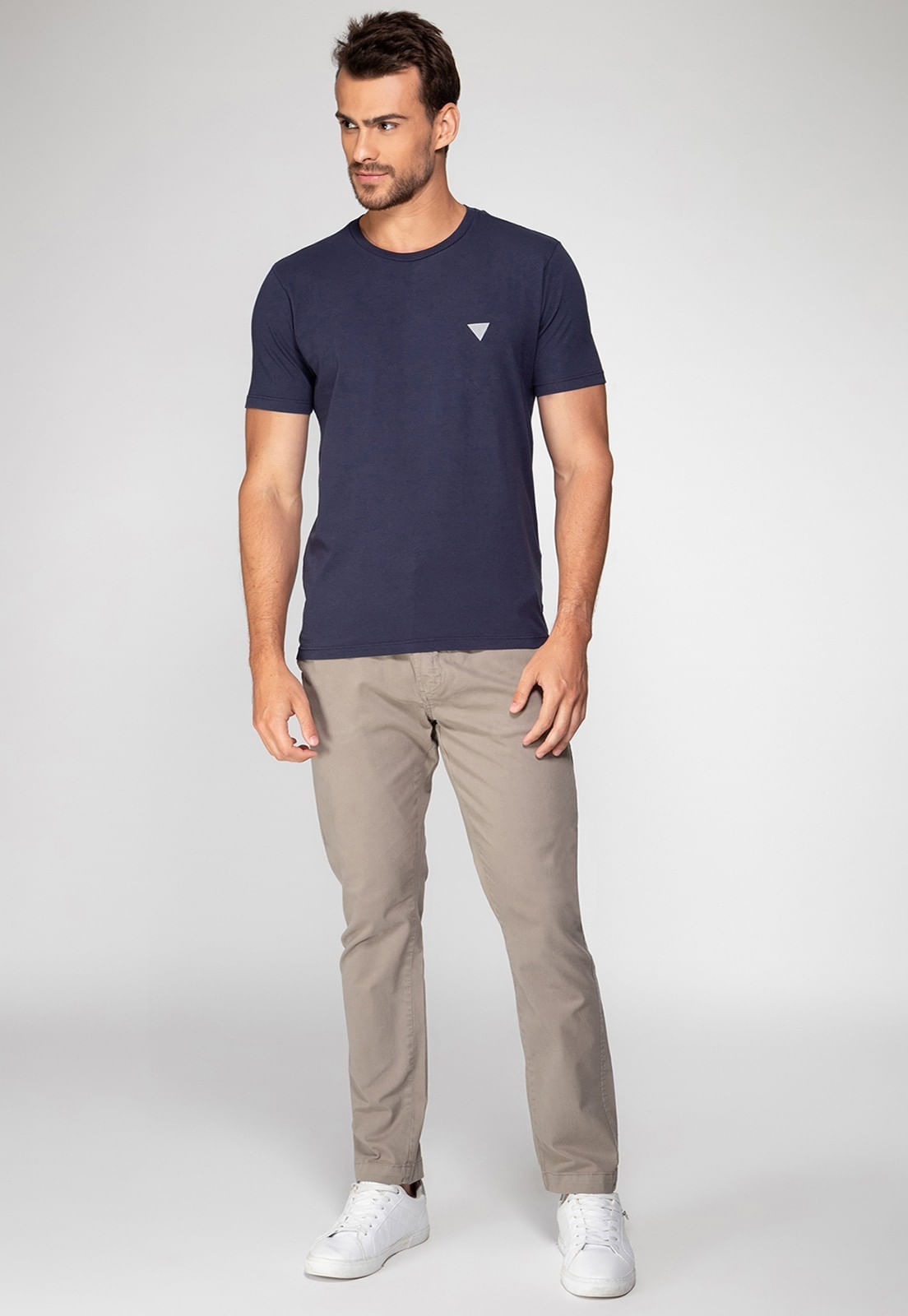 Camiseta Triângulo Emborrachado Guess Azul Escuro - Imagem 17