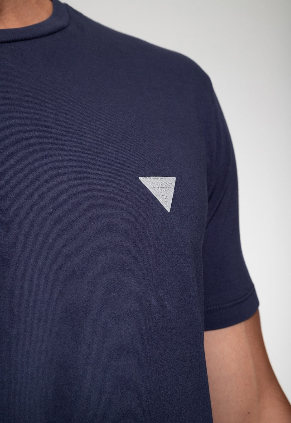Camiseta Triângulo Emborrachado Guess Azul Escuro - Imagem 20