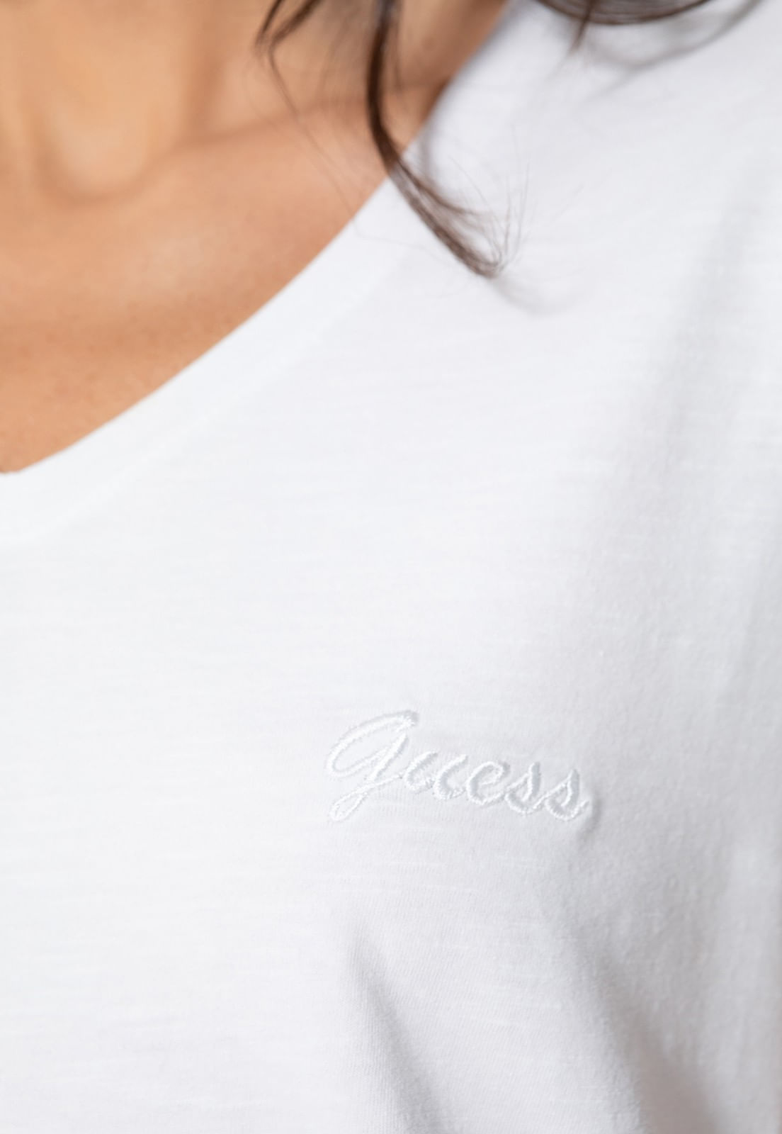 Camiseta Guess Dec V Bordado Cursivo Branco - Imagem 51