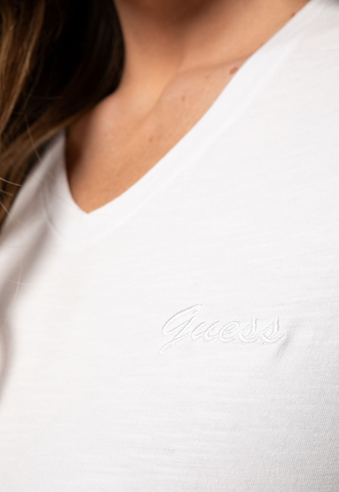 Camiseta Guess Dec V Bordado Cursivo Branco - Imagem 21