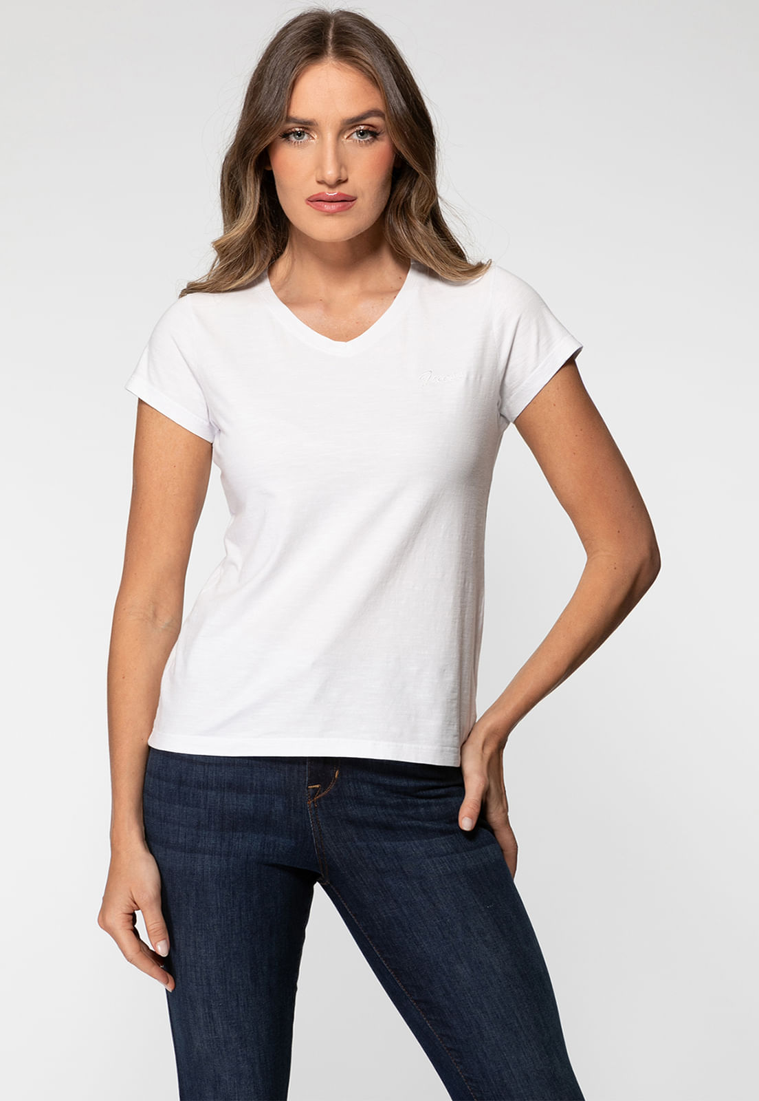 Camiseta Guess Dec V Bordado Cursivo Branco - Imagem 31