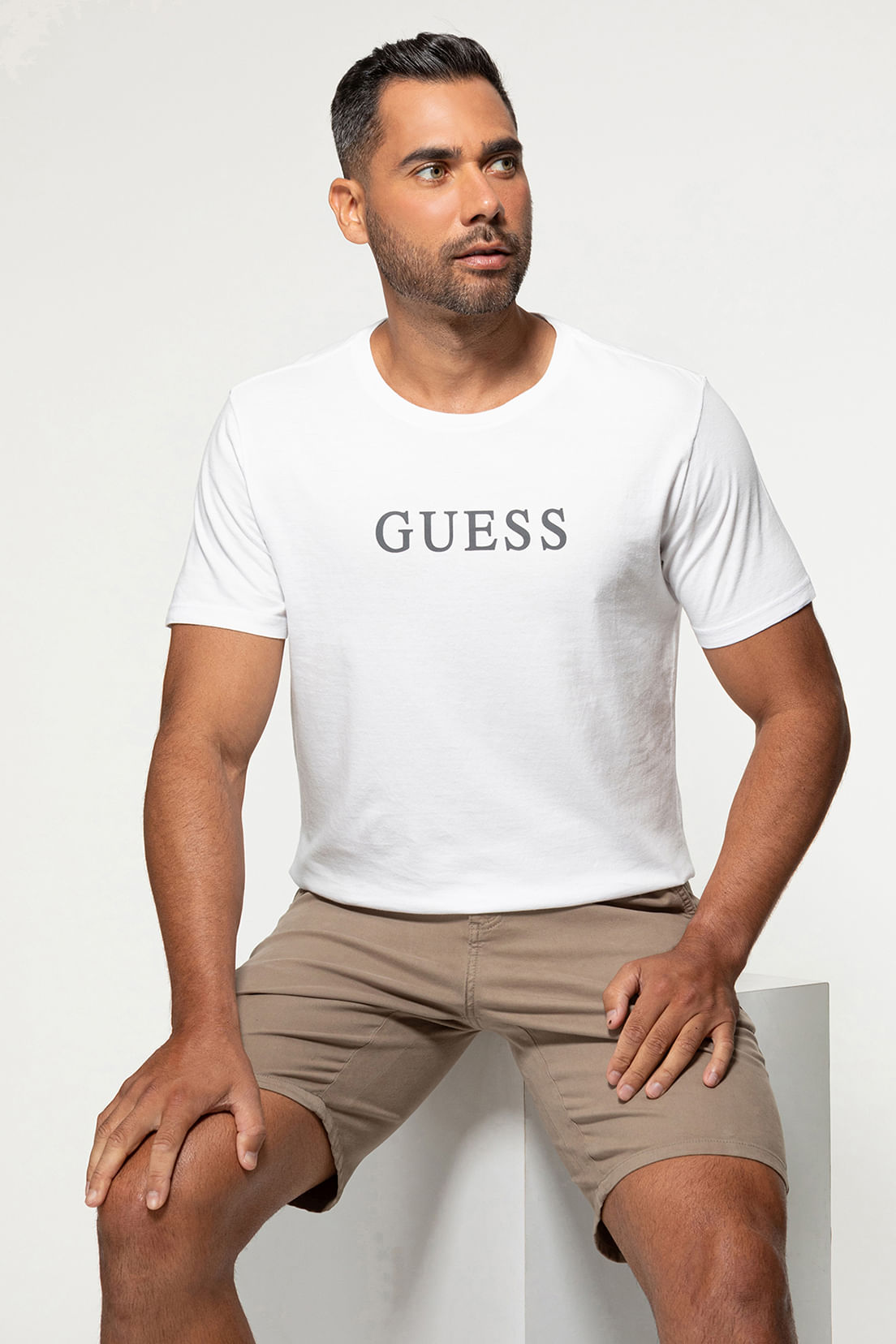 Camiseta Silk Relevo Guess Branco - Imagem 20