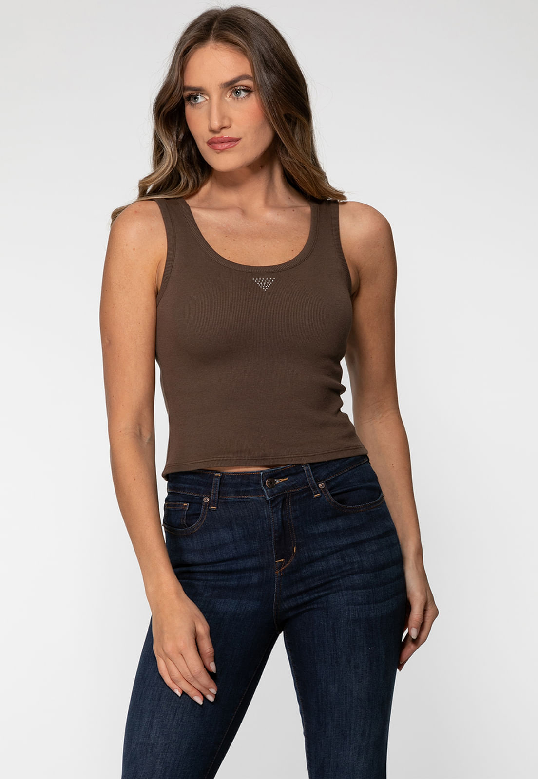 Regata Guess Rib Triang Hot Fix Cropped Marrom - Imagem 3