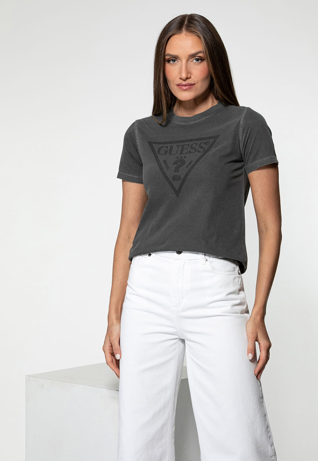T-shirt Guess Triangulo Hot Fix Cristal Preto - Imagem 10