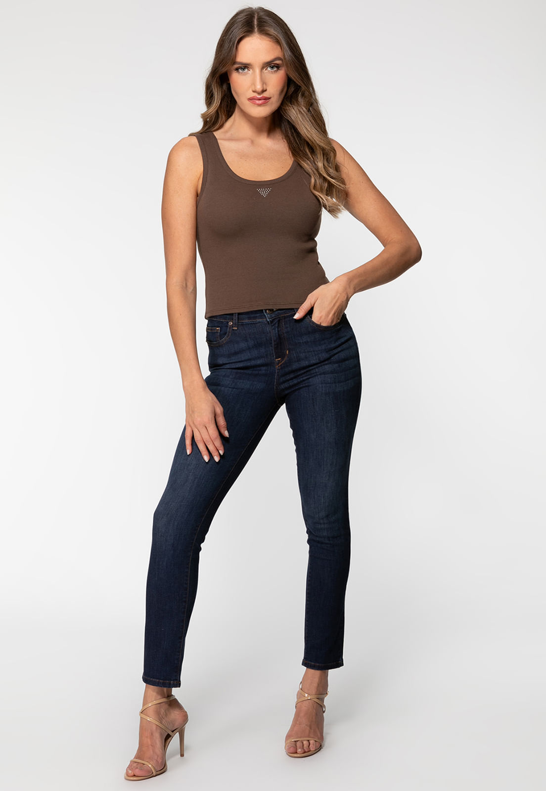 Regata Guess Rib Triang Hot Fix Cropped Marrom - Imagem 19