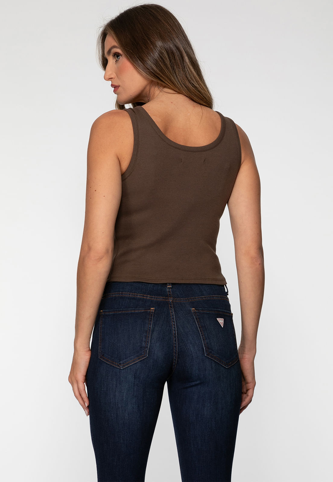 Regata Guess Rib Triang Hot Fix Cropped Marrom - Imagem 33