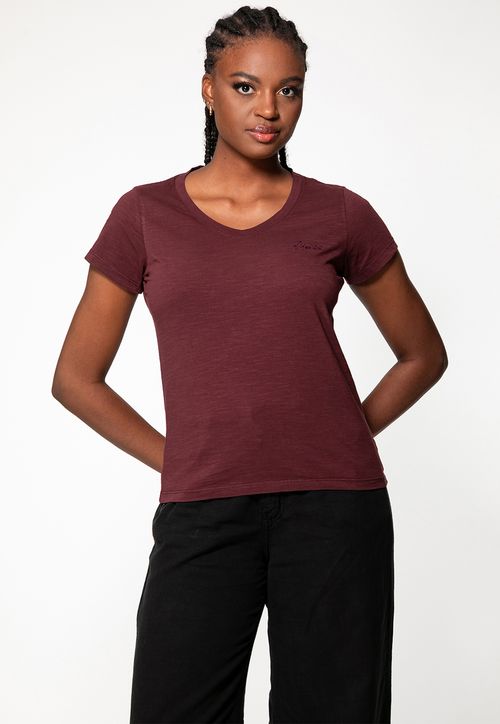 Camiseta Guess Dec V Bordado Cursivo Vinho