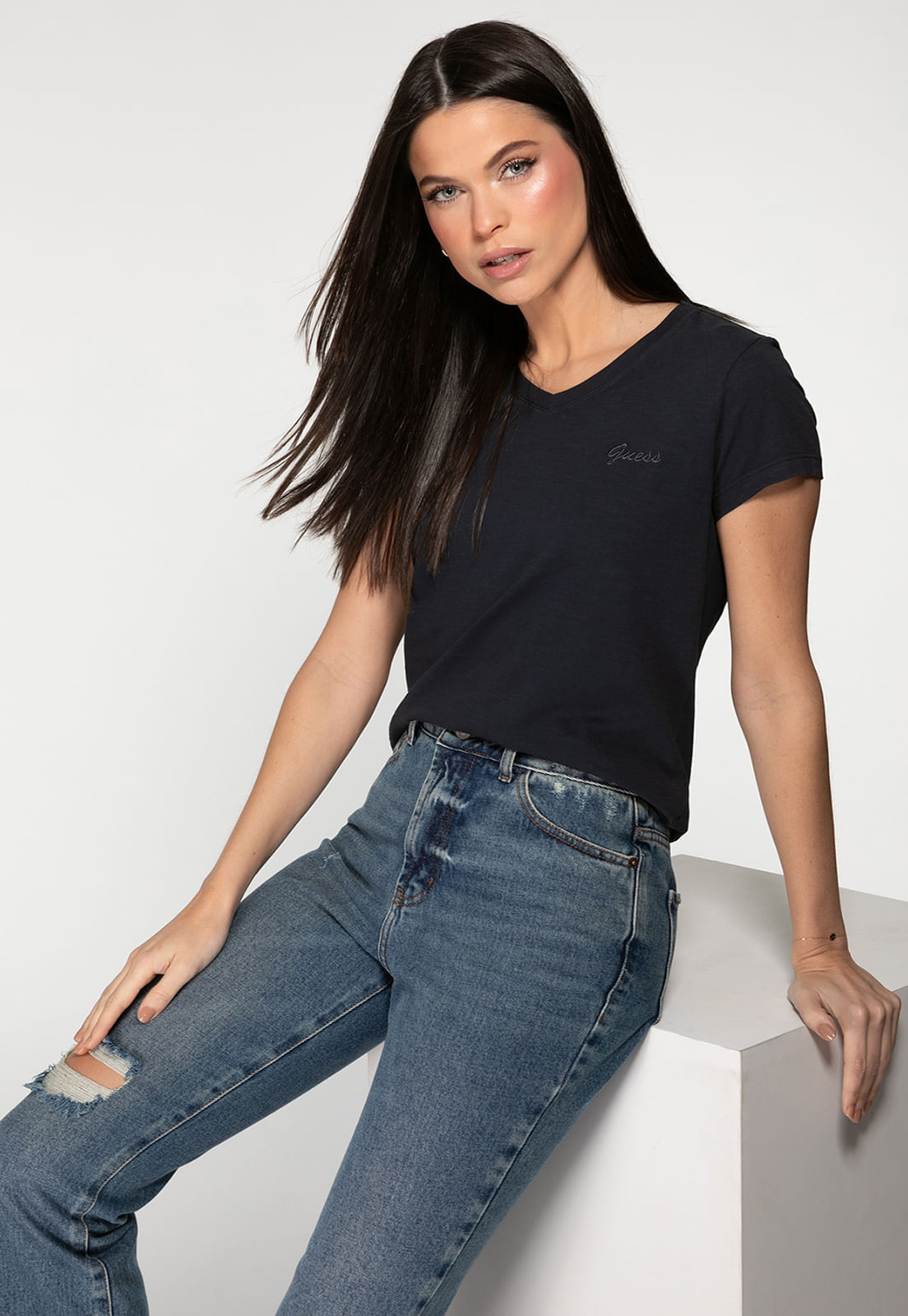 Camiseta Guess Dec V Bordado Cursivo Preto - Imagem 21