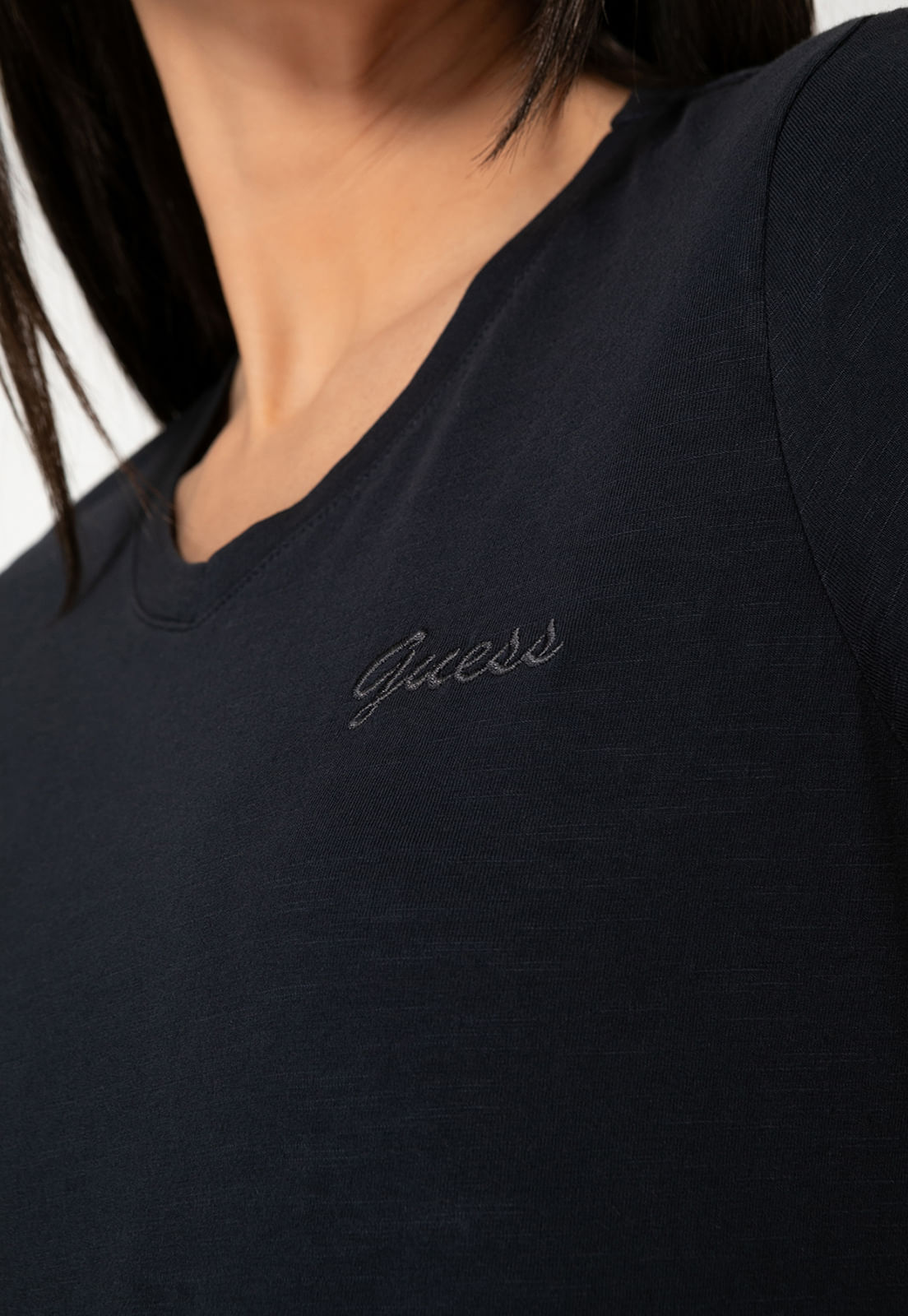 Camiseta Guess Dec V Bordado Cursivo Preto - Imagem 34