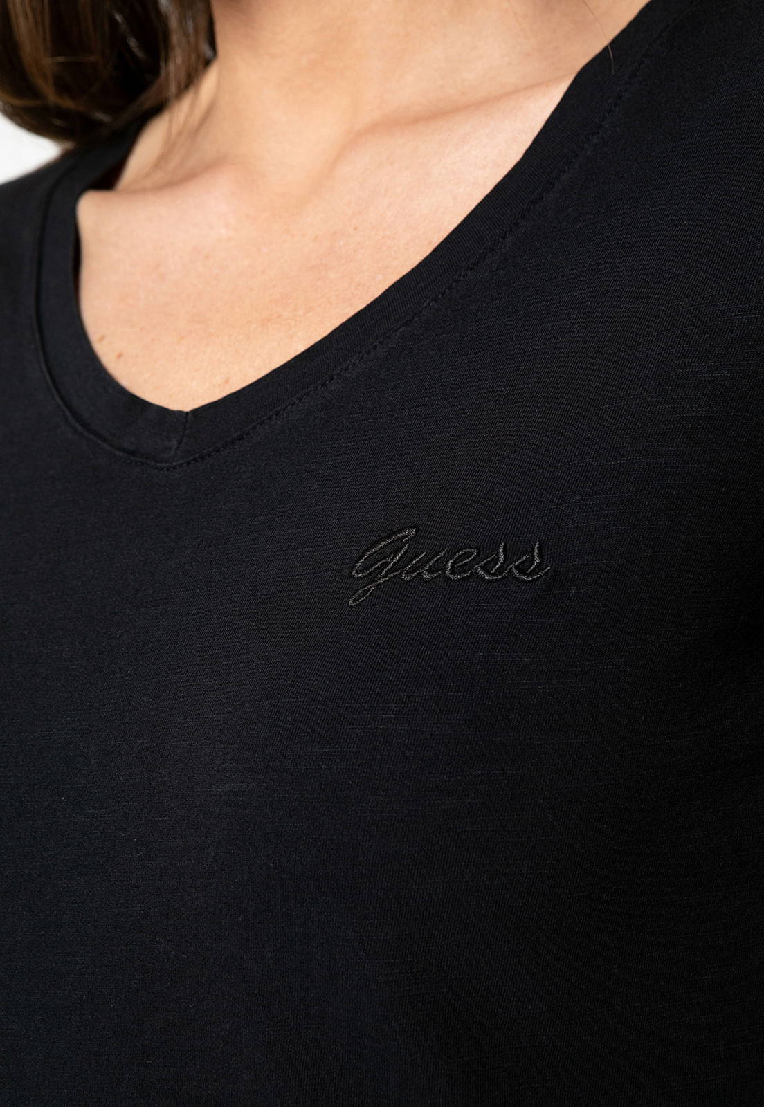 Camiseta Guess Dec V Bordado Cursivo Preto - Imagem 23